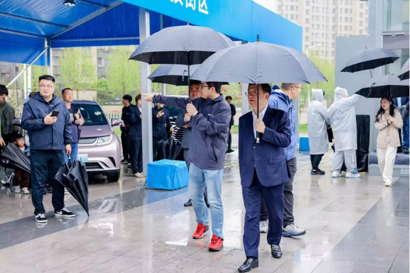 比亚迪王传福冒雨走访临沂市平邑县 深入市场一线调研