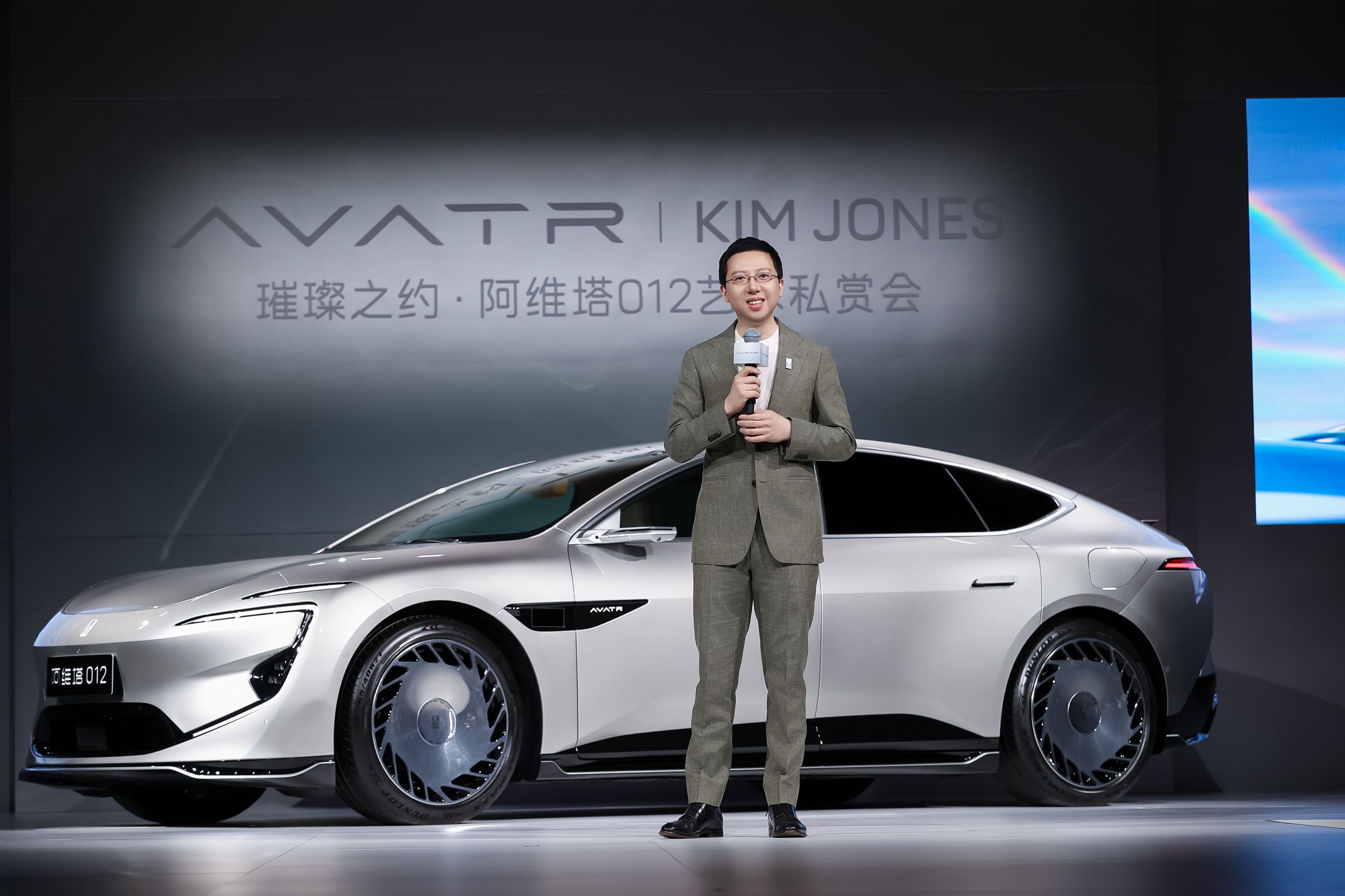 Kim Jones限量联名版，阿维塔012开启全球交付