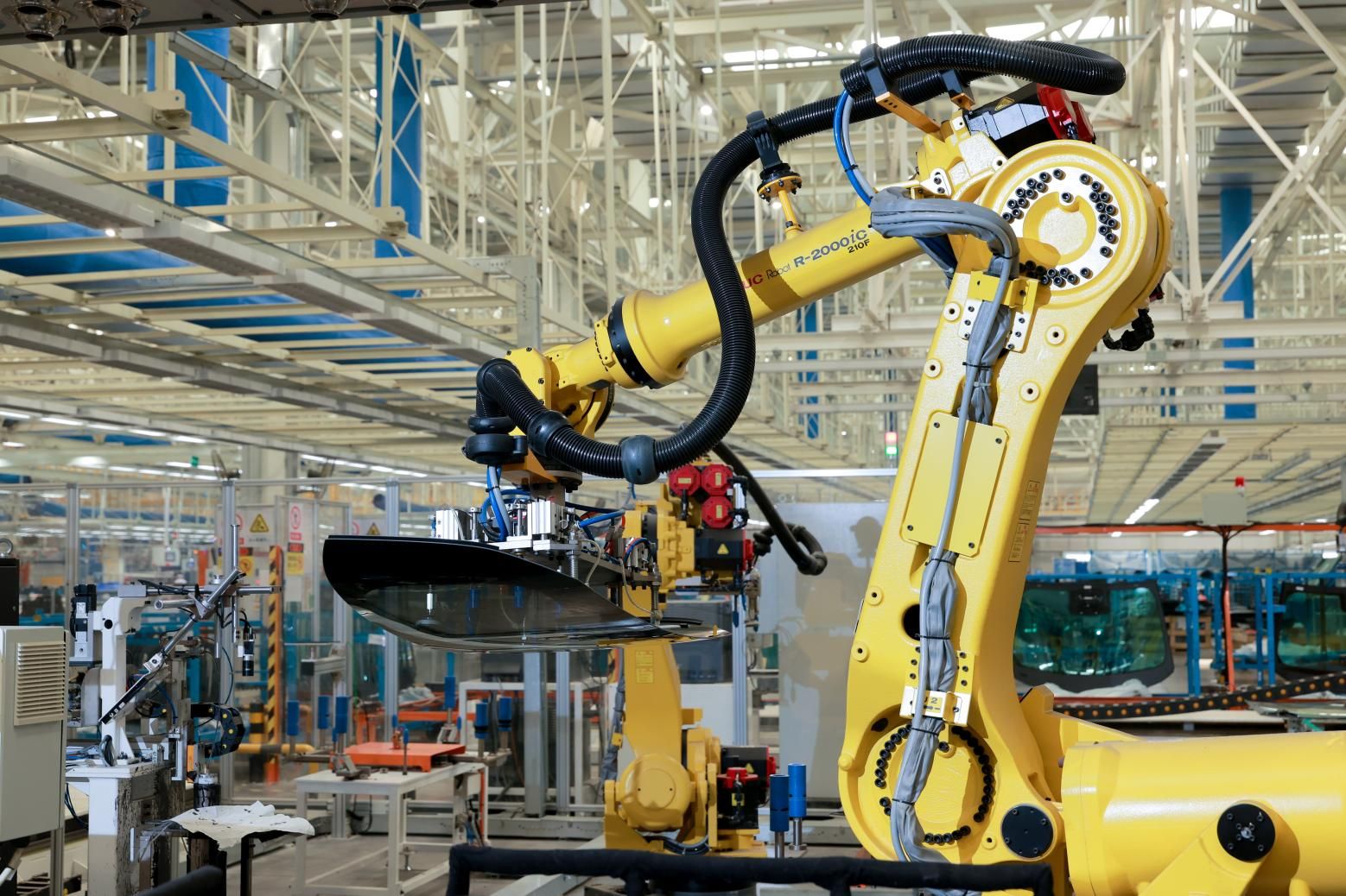 岚图泰山首批车主探秘云峰工厂，见证华系新旗舰的品质底气